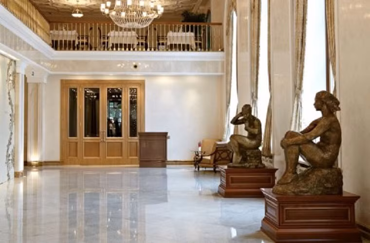 Bên trong khách sạn là những vật liệu xây dựng được lựa chọn kỹ từ các thương hiệu nổi tiếng như đá cẩm thạch, đá granit... Mỗi hành lang đều được trang trí những dãy tượng đồng sống động miêu tả các tư thế ngồi của con người.