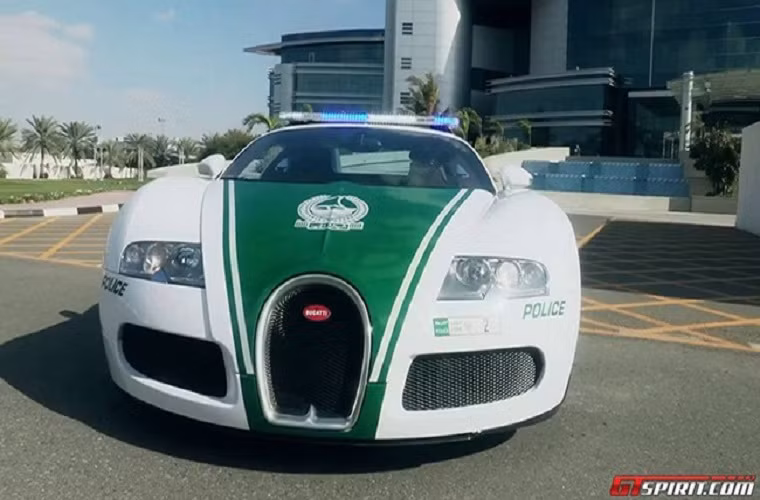 Sau rất nhiều lời đồn đoán của cư dân mạng, Bugatti Veyron đã chính thức khoác lên mình màu áo trắng xanh đặc trưng của cảnh sát Dubai.