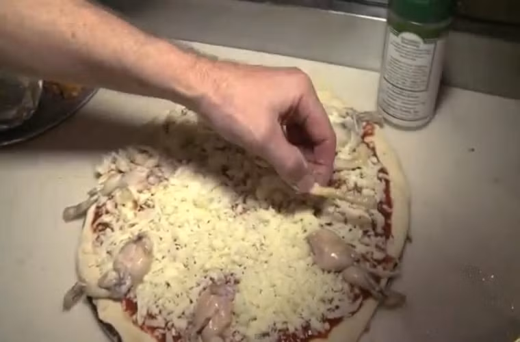 Chiếc pizza hoàn chỉnh trước công đoạn cuối cùng là vào lò nướng.