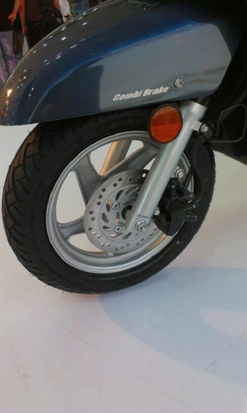 Xe sử dụng phanh đĩa trước đường kính 190 mm và phanh trống phía sau tích hợp công nghệ phanh kết hợp CBS.