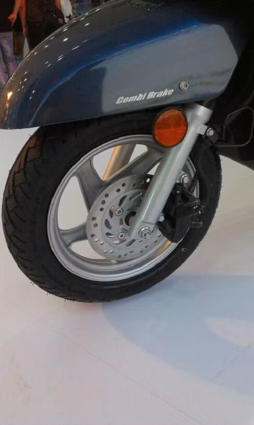 Xe sử dụng phanh đĩa trước đường kính 190 mm và phanh trống phía sau tích hợp công nghệ phanh kết hợp CBS.