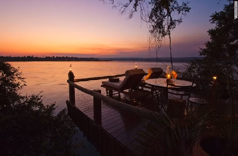 Khách sạn "Treehouse" nằm bên bờ sông Zambezi tại Zambia được các du khách bình chọn là nơi ngắm hoàng hôn đẹp nhất thế giới. Với tầm nhìn rộng rãi vươn xa ra ngoài tự nhiên, thật khó cưỡng lại vẻ đẹp của "Treehouse" nếu bạn đã từng một lần đến đây.