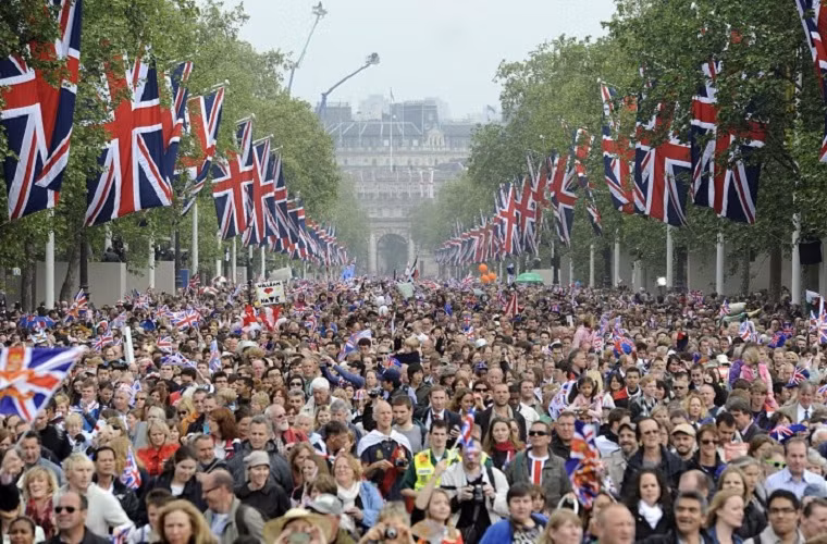 Hoàng gia Anh là biểu tượng của sự hoàn hảo và quyền lực, bởi vậy mỗi khi đến bất cứ nơi đâu họ luôn cần chuẩn bị hết sức kỹ lưỡng. Ước tính mỗi chuyến du lịch của Hoàng gia Anh cần đến 833 triệu USD làm công tác chuẩn bị.