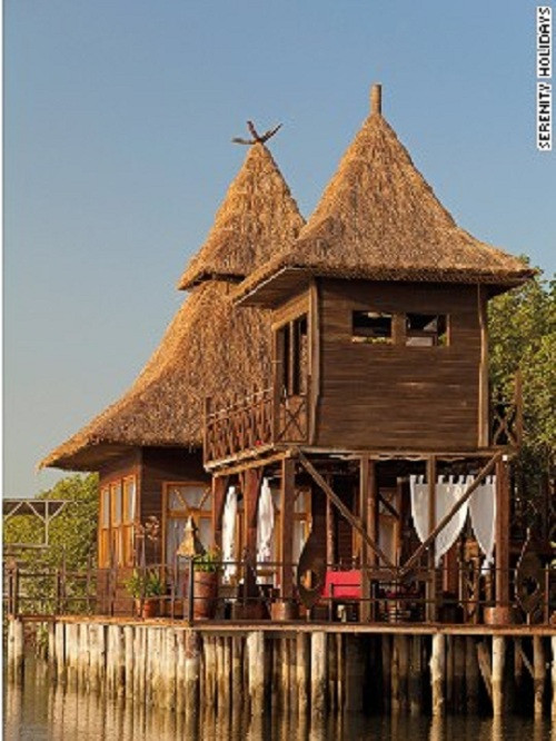 Khách sạn Stilted Lodge tại Gambia xây dựng theo lối kiến trúc nhà ở của người dân địa phương nằm giữa một khu rừng ngập mặn. Khách sạn chỉ bao gồm 2 tầng: tầng một là phòng khách và tầng 2 là phòng ngủ và phòng tắm ngoài trời.