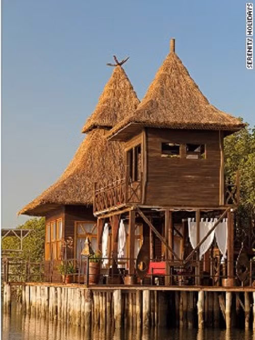 Khách sạn Stilted Lodge tại Gambia xây dựng theo lối kiến trúc nhà ở của người dân địa phương nằm giữa một khu rừng ngập mặn. Khách sạn chỉ bao gồm 2 tầng: tầng một là phòng khách và tầng 2 là phòng ngủ và phòng tắm ngoài trời.
