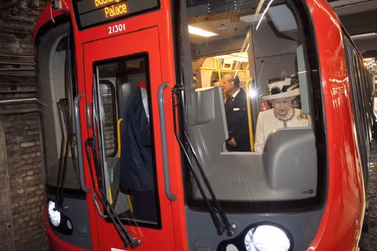 Hoàng gia Anh chi đến 7,5 triệu USD cho các chi phí vận chuyển hàng năm của mình. Tuy sử dụng các phương tiện như tàu điện ngầm, xe ngựa hay ô tô nhưng giá thành các dịch vụ phát sinh lại là cả vấn đề khổng lồ.