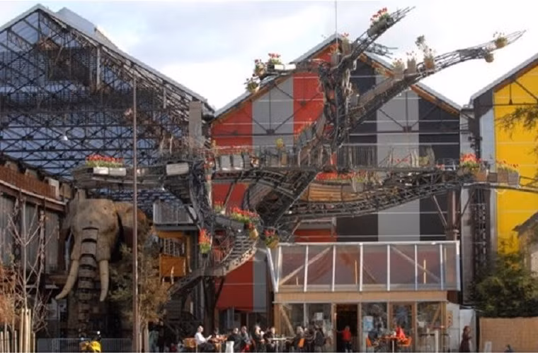 Biểu tượng của công viên là chú "voi máy" cao 12m, rộng 8m, dài 21m, nặng đến 48 tấn luôn gây được sức hút lớn đối với du khách.