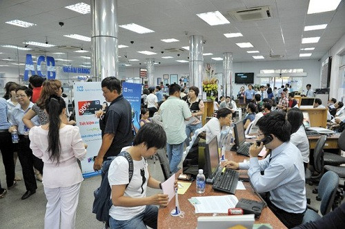 Người dân đến giao dịch tại ngân hàng ACB bình thường sau khi Bầu Kiên bị bắt.