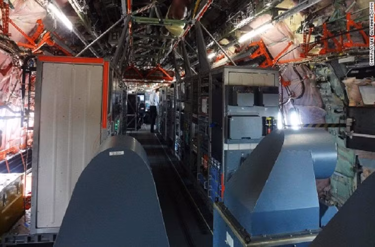 Bể chứa nước dưới sàn máy bay được làm đầy đúng với trọng lượng hàng hóa máy bay có thể mang được trong các bài bay kiểm tra.