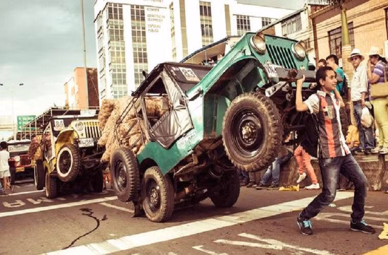 "Lực sĩ" trẻ tuổi tranh thủ tạo hình chụp ảnh với một chiếc xe Jeep. Cơ chế hoạt động khá đơn giản khi chiếc xe chất khá nhiều hàng nặng đằng sau, chỉ cần thao tác nhả côn tăng ga bất ngờ là phần đầu xe sẽ lập tức bốc lên cao.