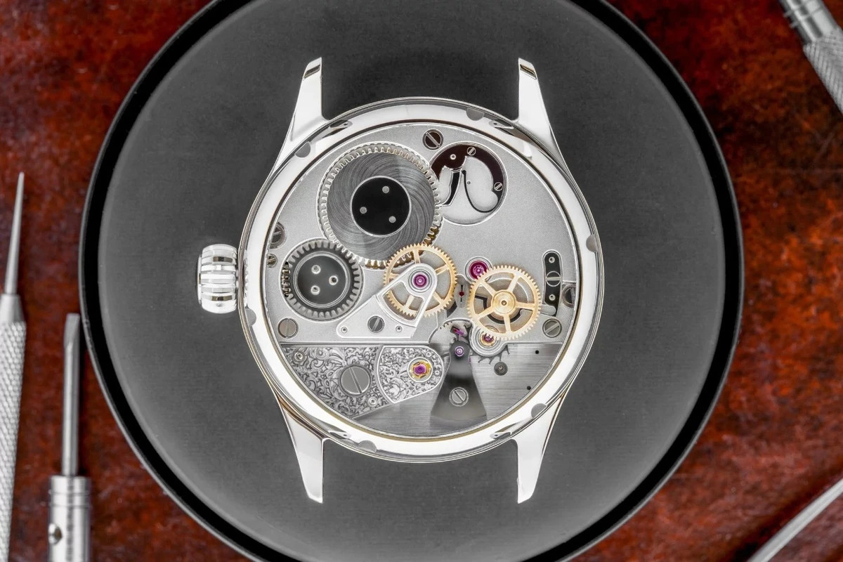 Điểm nổi bật là chuyển động DB-07 với kim giây “giật từng nhịp” (deadbeat seconds) đặt ở trung tâm, tính năng hiếm gặp ở đồng hồ cơ cao cấp. Cỗ máy được chế tác thủ công theo đơn đặt hàng, giới hạn 3–5 chiếc mỗi năm, với giá từ 40.000 Bảng Anh (khoảng 53.000 USD). Ảnh: Garrick.