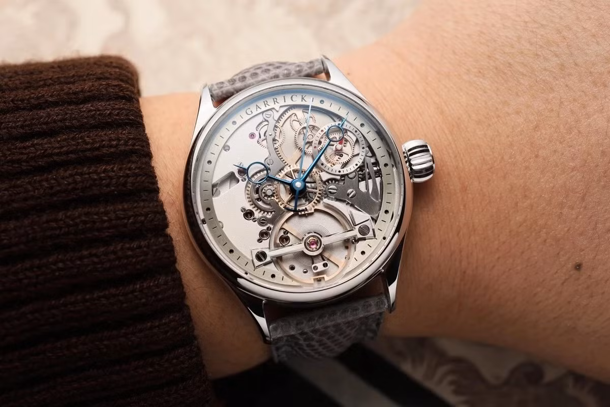 Kim giây nhảy từng giây (deadbeat seconds) thường gắn với đồng hồ quartz phổ thông, khiến nhiều người lầm tưởng cơ chế này gắn với đồng hồ giá rẻ. Thực tế, ở đồng hồ cơ, tính năng này đòi hỏi kỹ thuật chế tác tinh vi, tốn năng lượng và phức tạp hơn đáng kể. Garrick là một trong số ít thương hiệu cao cấp hồi sinh chức năng này.