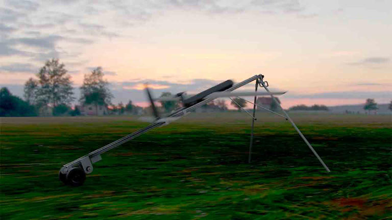  Sau khi dựng chân đế nhỏ để phóng, AeroVironment cho biết binh sĩ có thể phóng tới 5 chiếc mỗi phút. Khi xác định mục tiêu, Red Dragon sẽ lao thẳng như tên lửa và đâm vào đối tượng, phát nổ để tiêu diệt. 