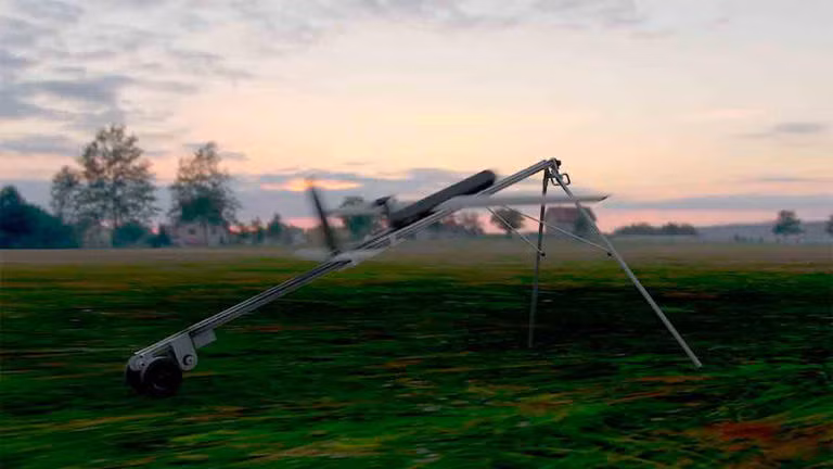  Sau khi dựng chân đế nhỏ để phóng, AeroVironment cho biết binh sĩ có thể phóng tới 5 chiếc mỗi phút. Khi xác định mục tiêu, Red Dragon sẽ lao thẳng như tên lửa và đâm vào đối tượng, phát nổ để tiêu diệt. 