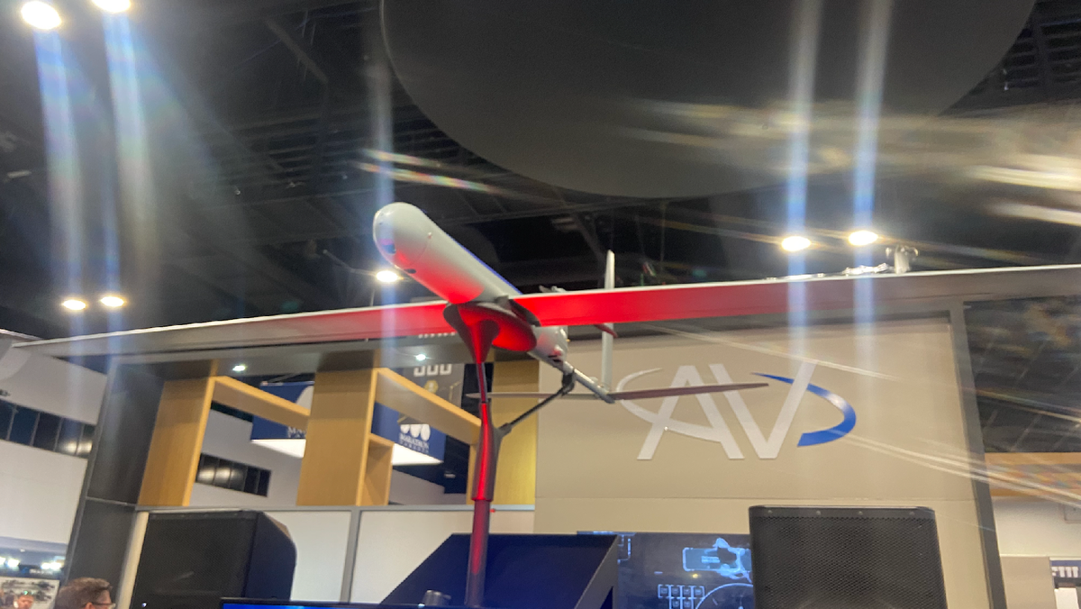 Công ty AeroVironment vừa giới thiệu mẫu drone Red Dragon trong một video trên kênh YouTube của hãng. Đây là mẫu đầu tiên trong dòng “drone tấn công tự sát” mới. Chiếc drone cảm tử này có thể đạt tốc độ lên tới 160 km/h và phạm vi hoạt động 400km. Nó chỉ mất 10 phút để triển khai và phóng, nặng chỉ khoảng 20kg, phù hợp với điều kiện tác chiến nhanh. 