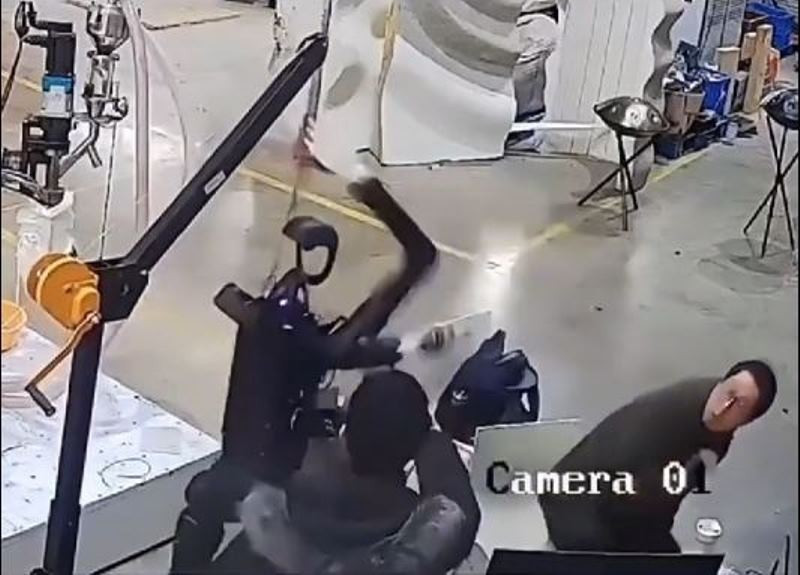 Trong quá trình thử nghiệm, con robot đột nhiên "mất bình tĩnh", vung tay điên cuồng và tung nắm đấm, thậm chí còn cố gắng đuổi theo và tấn công một người kỹ sư đeo kính ở phía trước, khiến người này hoảng sợ đến mức phải cúi xuống và chạy theo vòng tròn để né tránh.