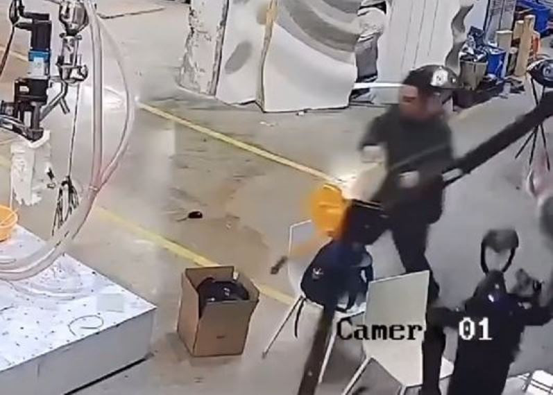 Theo Singtao ngày 5/5, một đoạn video được ghi bằng camera giám sát đã lan truyền trên mạng, cho thấy cảnh một con robot treo lơ lửng đang được thử nghiệm trong một phòng thí nghiệm ở Hàng Châu, nghi là thuộc sở hữu của Công ty Unitree Robotics, một nhà sản xuất robot lớn.