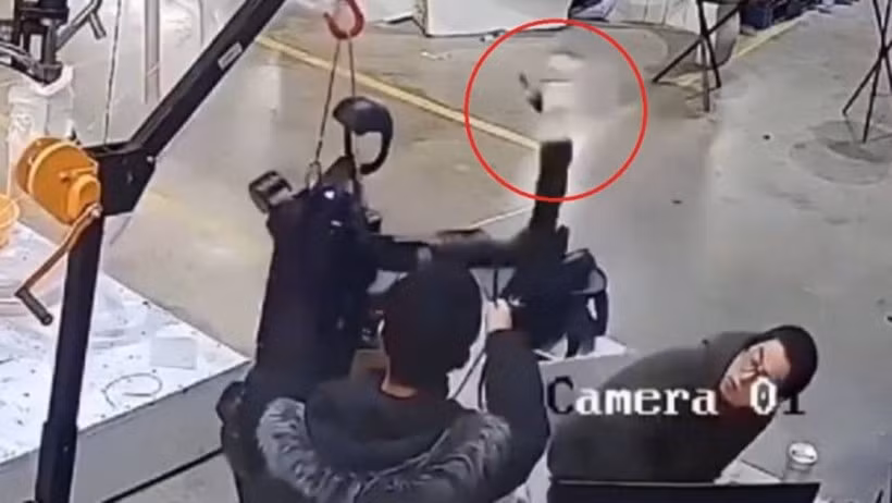 Cách đây vài ngày, một con robot hình người được cho là của Công ty Unitree Robotics nổi tiếng trong quá trình thử nghiệm bị mất kiểm soát, liên tiếp tấn công các kỹ sư và người ta phải cắt khẩn cấp nguồn điện mới trấn tĩnh được con robot "nổi giận".