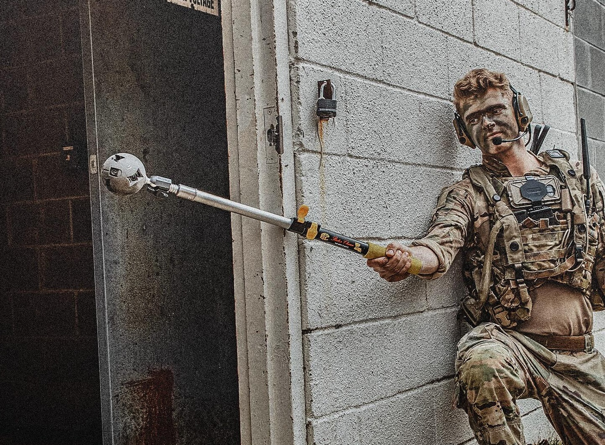 Ngoài ra, nó cũng được triển khai trong các tình huống chiến thuật của lực lượng đặc biệt hỗ trợ giao chiến. Racce360 có thể được gắn lên gậy dài để hỗ trợ tăng tầm nhìn hoặc trực tiếp ném vào bên trong công sự, nơi ẩn nấp, phòng thủ của đối phương để thu thập, trinh sát tình huống.