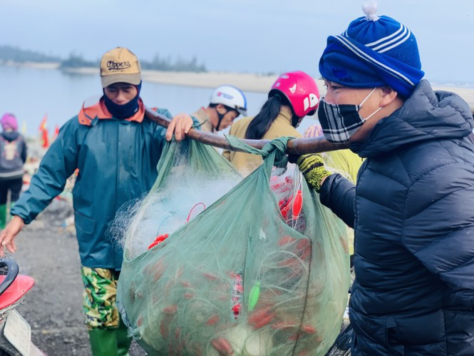 ##s### Vào thời điểm này, chỉ tàu, thuyền lớn của bà con ngư dân vùng cửa biển nước sâu mới đủ sức vươn khơi an toàn, còn tàu thuyền nhỏ, công suất tầm 8-15CV ở bãi ngang rất khó khăn khi vượt sóng gần bờ. Nhưng mùa biển động cũng là thời điểm cá tôm nhiều hơn hẳn các tháng biển lặng nên bà con cố gắng vượt qua khó khăn để mưu sinh...