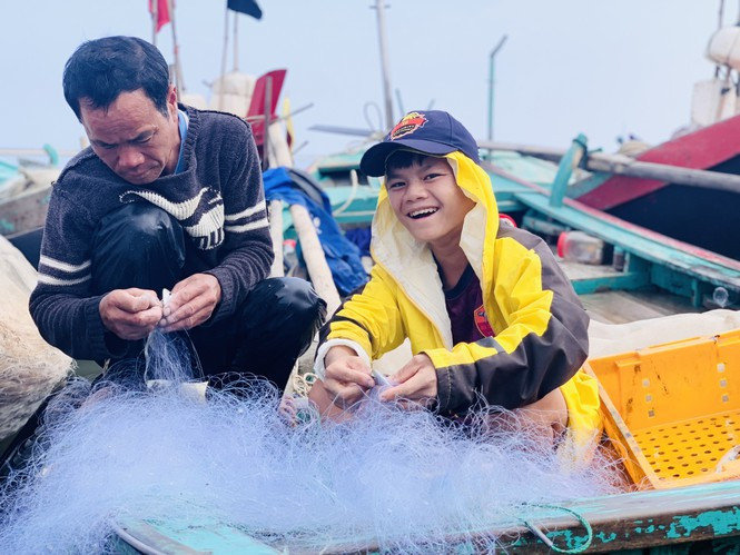 ##s###Những đứa trẻ mới 14 tuổi cũng ra khơi cùng bố mẹ. Chúng vui mừng, phấn khởi khi được nhiều tôm cá.