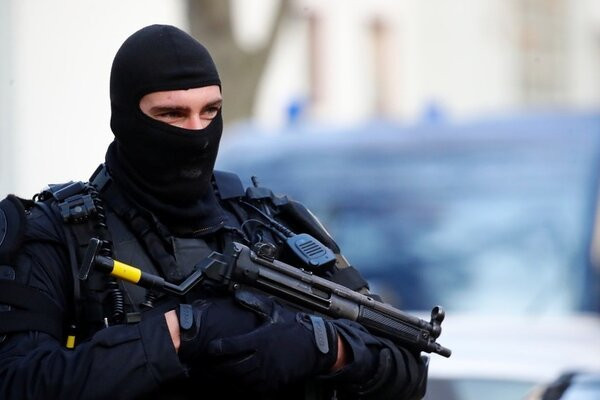 No sung kinh hoang tai Duc, chan dung am muu khung bo o Nga