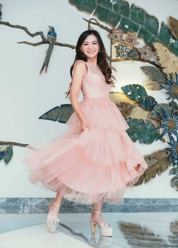 Nhan sac ba noi 53 tuoi gay sot cong dong mang vi tre dep