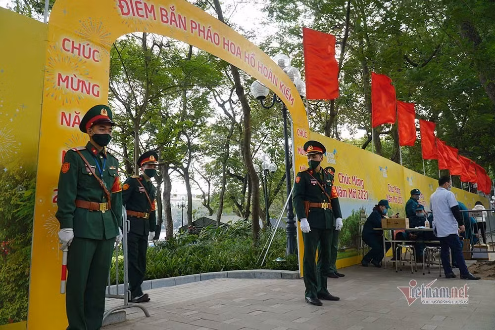 Ben trong tran dia phao cho “khai hoa” chao nam moi o Ha Noi