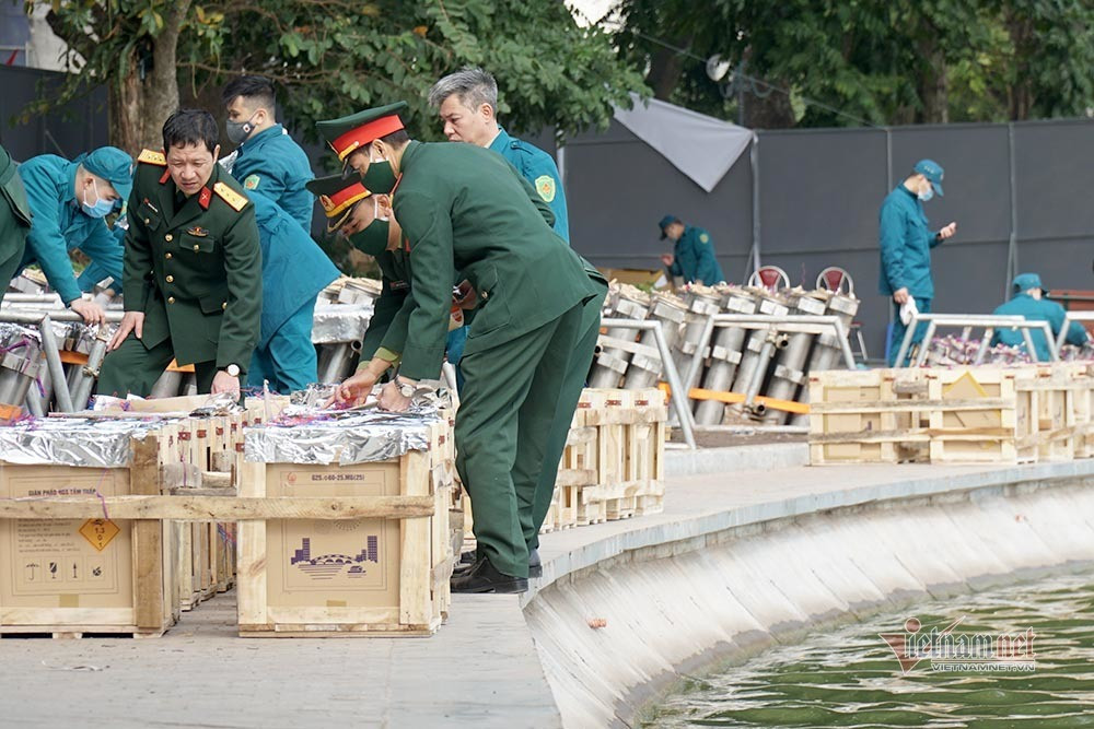 Ben trong tran dia phao cho “khai hoa” chao nam moi o Ha Noi-Hinh-5