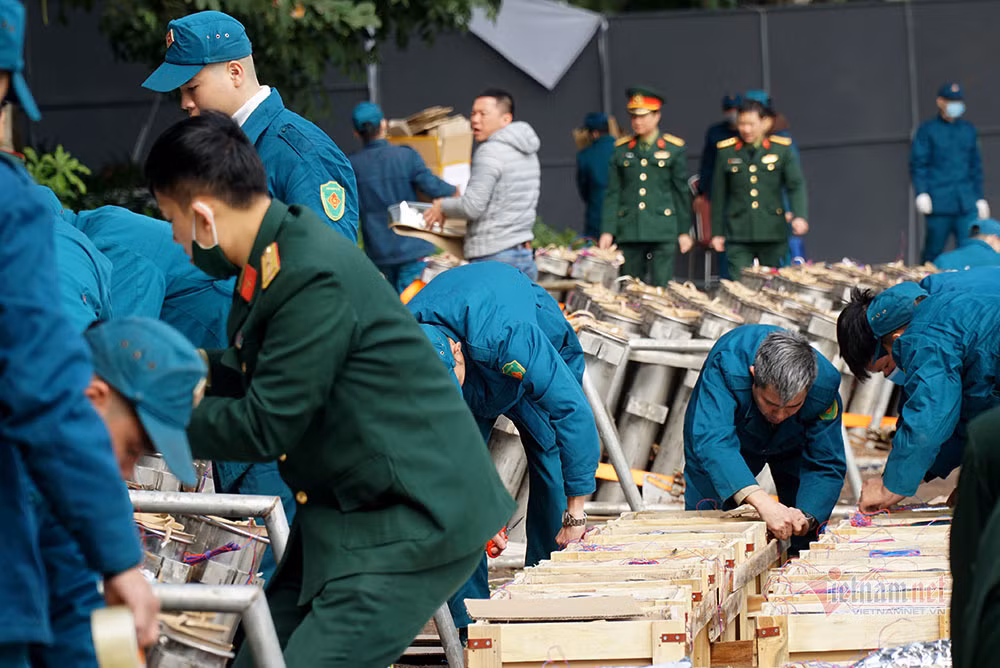 Ben trong tran dia phao cho “khai hoa” chao nam moi o Ha Noi-Hinh-2