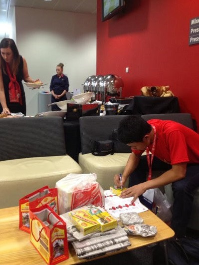 Xuân Tiến còn khiến người dân Việt Nam, đặc biệt là người Hải Dương thêm nức lòng khi dành tặng mỗi cầu thủ Arsenal một hộp bánh đậu xanh - đặc sản Hải Dương.