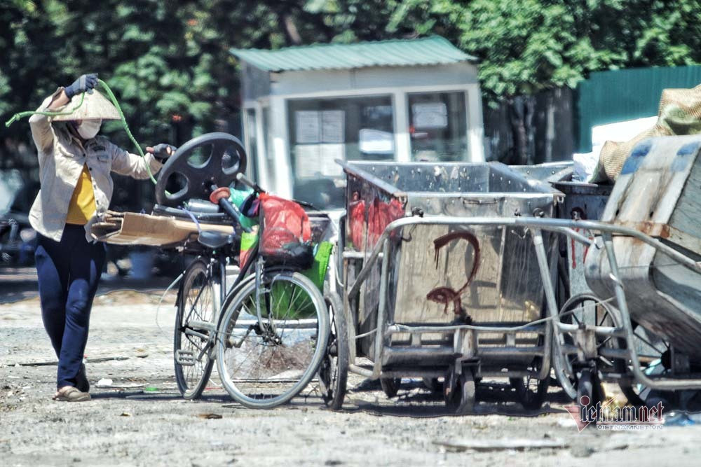 Cơ quan khí tượng còn cảnh báo những ngày nắng nóng gay gắt, tia cực tím ở mức nguy cơ gây hại rất cao, người dân cần hạn chế ở ngoài trời thời điểm ban trưa. Ảnh: Người phụ nữ thu gom phế liệu tại phường Phú Đô phải mưu sinh giữa nắng nóng 40 độ C