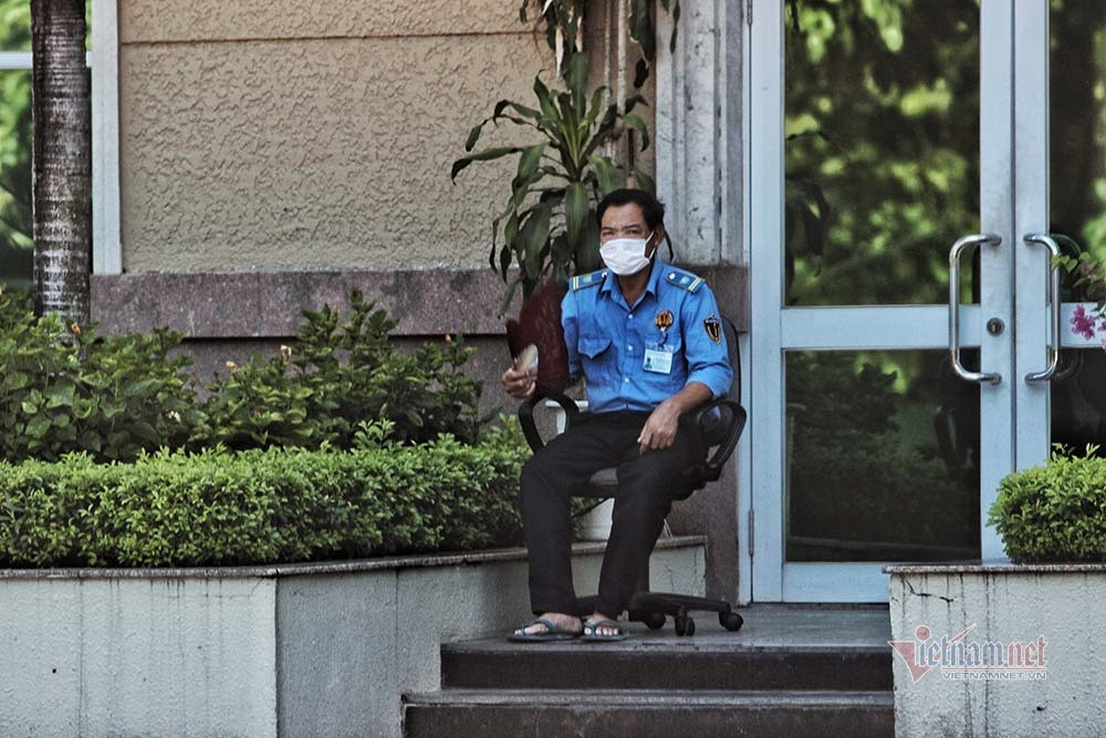 Bảo vệ tòa chung cư sắm thêm quạt giấy khi phải làm việc giữa trời nắng nóng