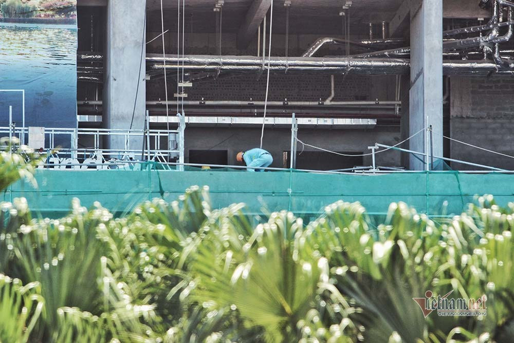 Công nhân làm việc tại công trình ở đường Lê Quang Đạo