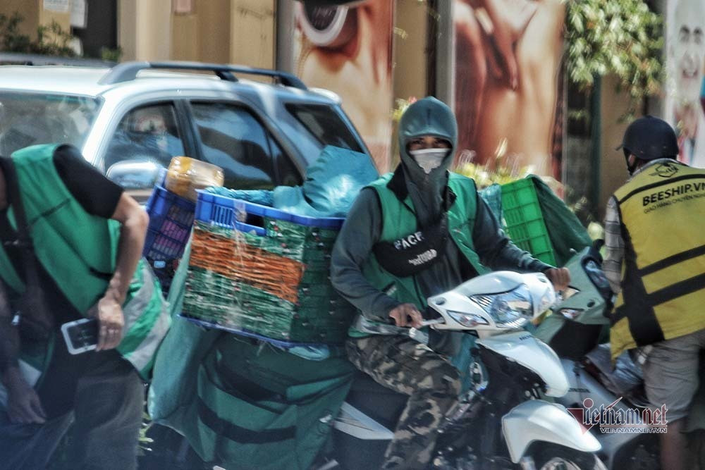 Các nhân viên giao hàng tất bật giữa nắng nóng