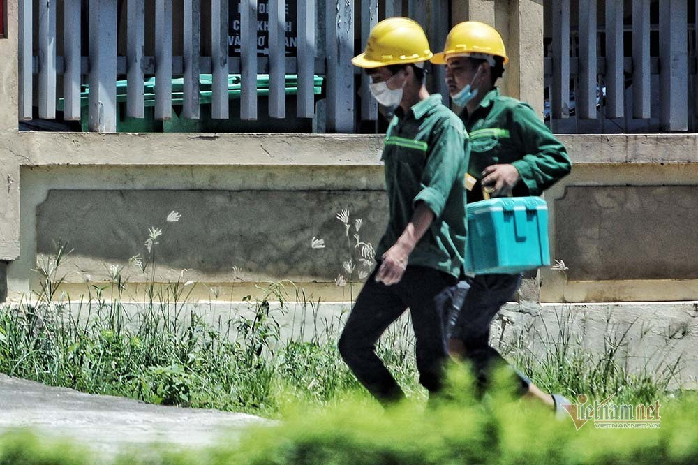 Trước thông tin cảnh báo và thực tế thời tiết nắng bỏng rát, ngay cả với những người đi đường cũng tranh thủ trú mát dưới những tán cây. Ảnh: Công nhân khi đi làm luôn mang theo thùng đựng đá lạnh để giải nhiệt