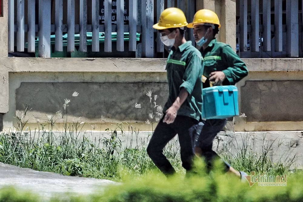 Trước thông tin cảnh báo và thực tế thời tiết nắng bỏng rát, ngay cả với những người đi đường cũng tranh thủ trú mát dưới những tán cây. Ảnh: Công nhân khi đi làm luôn mang theo thùng đựng đá lạnh để giải nhiệt