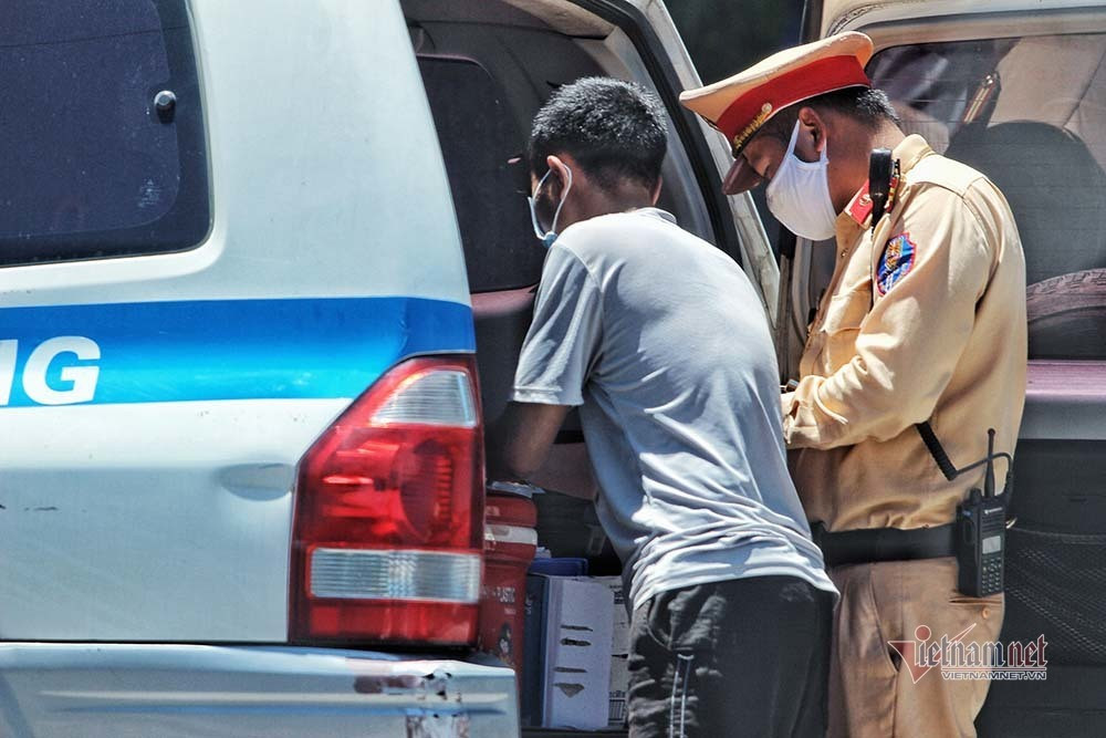 Cảnh sát giao thông làm nhiệm vụ giữa nắng nóng