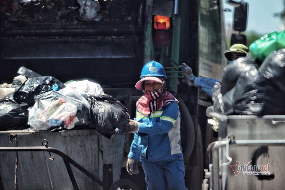 Ngày 19/6, trong thông tin dự báo và cảnh báo đã lưu ý Bắc Bộ và Trung Bộ bước vào những ngày nắng nóng gay gắt và đặc biệt gay gắt với nhiệt độ cao nhất phổ biến 37-40 độ, có nơi trên 40 độ. Ảnh: Trời nắng nóng cộng với mùi rác thải ô nhiễm, những công nhân vẫn tiếp tục làm công việc cực nhọc