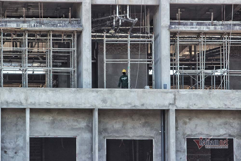 Điều kiện làm việc nắng nóng cùng các vật liệu sắt thép khiến công việc thêm khắc nghiệt