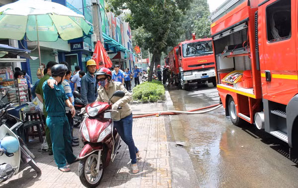 Khách hàng di dời xe rời khỏi hiện trường vụ cháy.