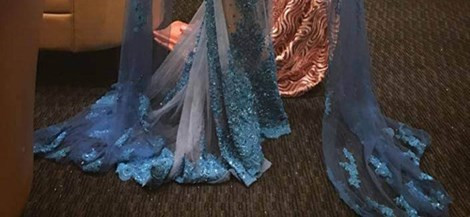 Bên cạnh đó, điều khiến chiếc đầm trở nên thuyết phục hơn hẳn trong mắt Ban giám khảo cuộc thi là ý tưởng về thông điệp muốn truyền tải. Phần tay váy dài uyển chuyển cùng gam màu xanh ngọc như nước biển thể hiện thông điệp bảo vệ môi trường của Nam Em.