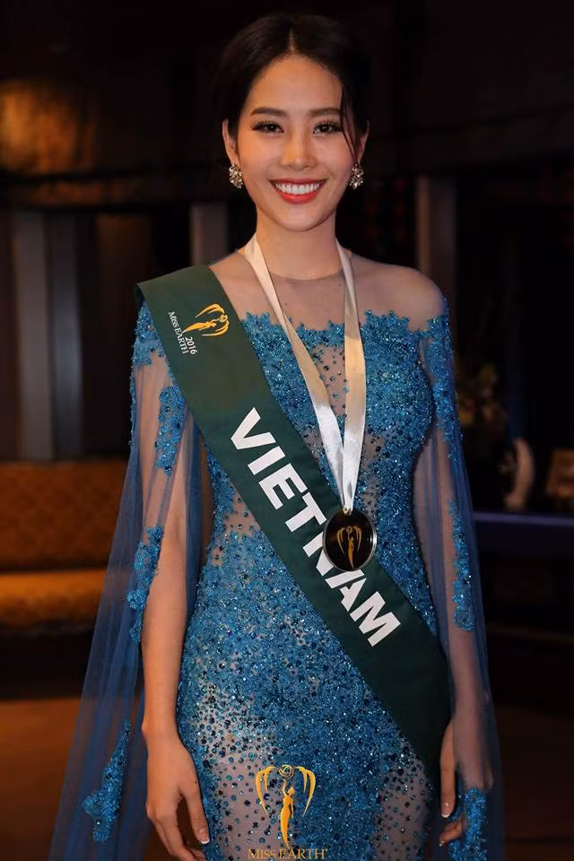 Bộ đầm được may bằng chất liệu voan xuyên thấu có tông màu xanh với phần tay áo dài cách điệu. Nổi bật hơn hết là những chi tiết đính đá cầu kỳ, tinh tế và rất tỉ mỉ. Ảnh: 24h.