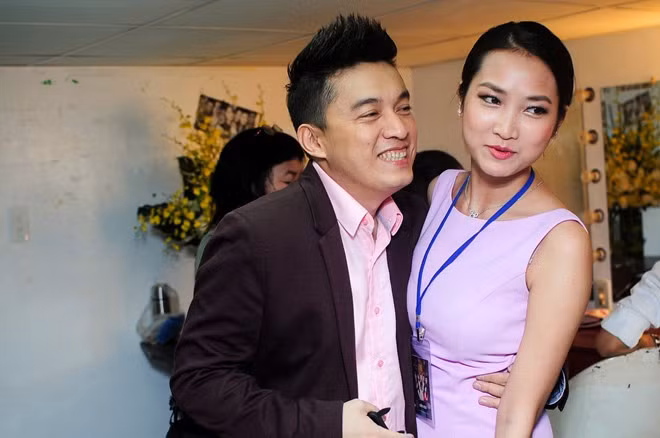 Nụ cười của "anh Hai" khi chụp với người mới rạng ngời hơn nhiều khi chụp với người cũ. Nó cho thấy sự tự tin của một người đàn ông đã qua đổ vỡ, biết nắm bắt và trân trọng tình yêu hơn và thể hiện được vai trò của mình hơn.