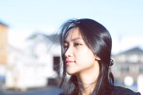 Yến Phương có ngoại hình xinh xắn, ưa nhìn, phong thái dịu dàng, hòa nhã. Tuy gương mặt có phần hơi mộc mạc song kể từ khi cô độn cằm V-line thì các nét đã nổi bật hơn rất nhiều. Dù không quá xinh đẹp, nhưng từ Yến Phương tỏa ra sức thu hút của tuổi trẻ, của sự thơ ngây, trong sáng, sôi nổi, hồn nhiên. Đàn ông nào cũng bị cuốn hút bởi thứ năng lượng tươi mới ấy.