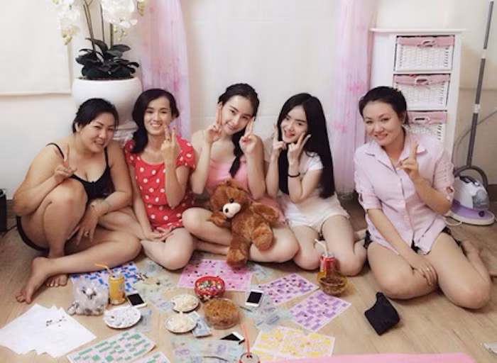 Ngày đầu tiên của năm mới Giáp Ngọ, Angela Phương Trinh cùng gia đình rủ nhau chơi lô tô. Điều đáng chú ý là trên 'chiếu' lô tô, những đồng tiền mệnh giá 500 ngàn đồng được bày la liệt như một cách chứng tỏ đẳng cấp.