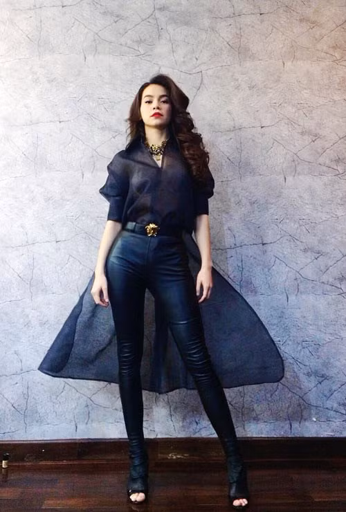 Một mẫu thắt lưng khác cũng đến cùng thương hiệu thường được Hà Hồ sử dụng khi mix kèm quần ôm.