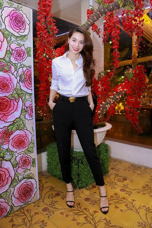 Với bộ trang phục công sở đơn giản, chiếc thắt lưng đã tạo ấn tượng mạnh hơn cho Hà Hồ
