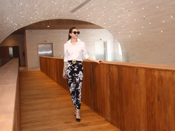 Thêm một cách mix với quần họa tiết, sơ mi trắng và thắt lưng Versace.