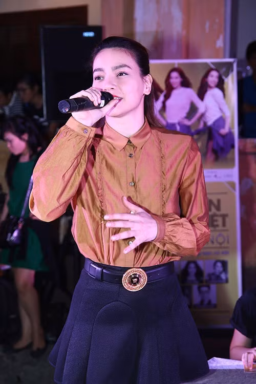 Hay trẻ trung với cách mix sơ mi và váy xòe.